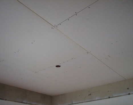 монтаж многоуровнего потолка из гипсокартона