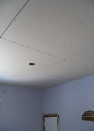 одноуровневый потолок из гипсокартона Фото